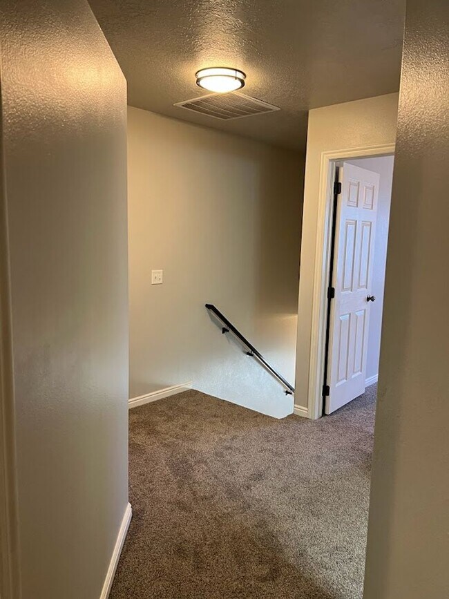 Building Photo - Newly Remodeled Throughout!