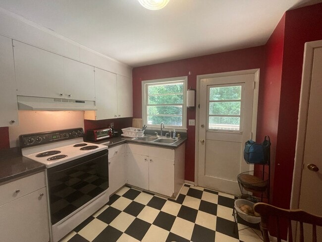 Building Photo - 174-176 Riverdale Dr