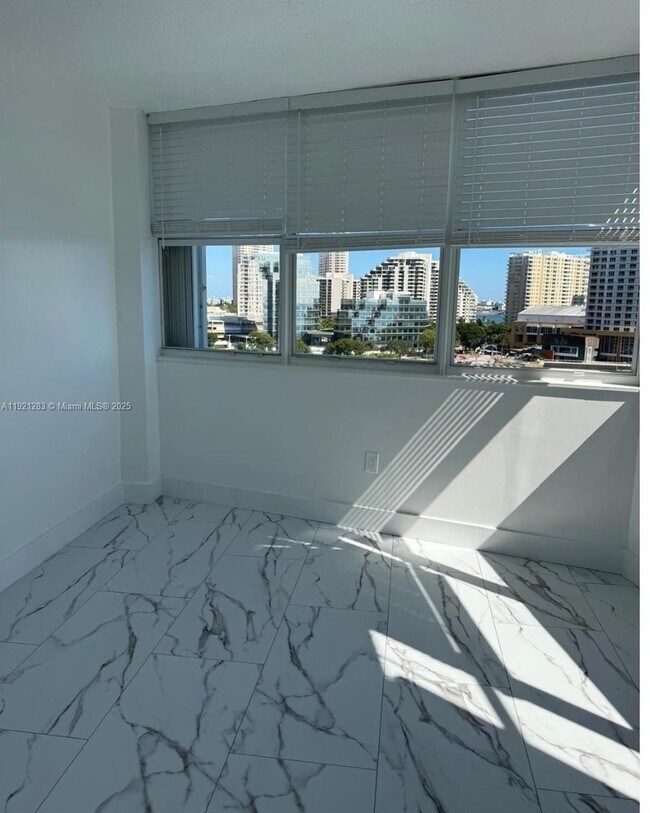 Building Photo - 905 Brickell Bay Dr