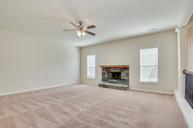 Building Photo - 5014 Vine Ln