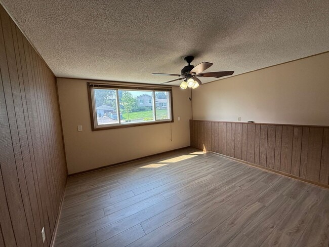 Building Photo - Modern 4 bed 2 Bath Split Level Single Fam...