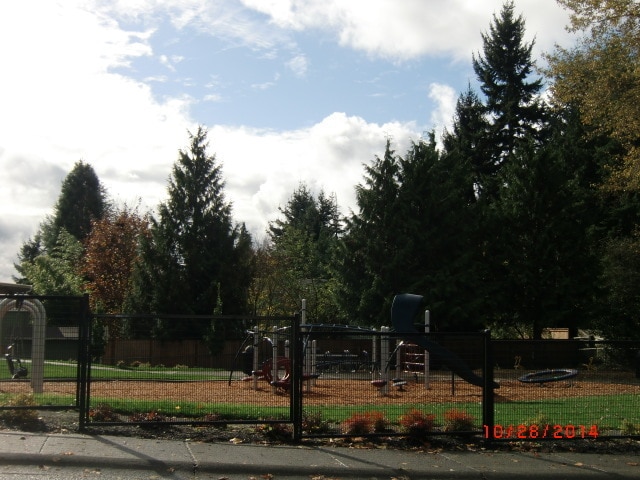 Building Photo - East hill Kent Seven Oaks Community Custom 2 story home - 3 bed 2.5 home with 2 car garage. Avail...