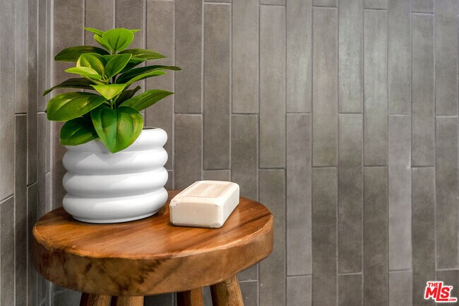 Building Photo - 616 W Ellis Ave