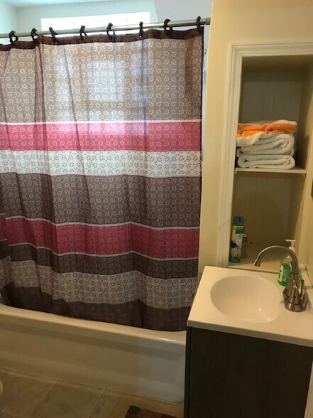 2nd Flr Full Bath - 13310 S Brandon Ave