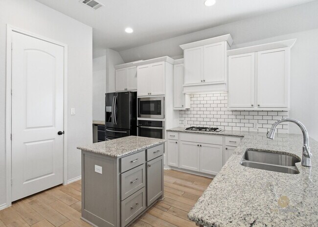 Building Photo - "Spacious 4-Bedroom Sanctuary in San Antonio - 1996 Sq Ft of Comfort and Style!"
