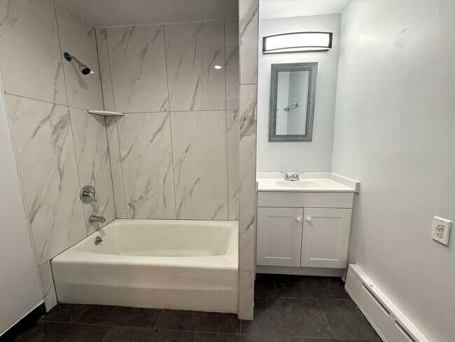 Building Photo - 4 bed 2 bath home with yard