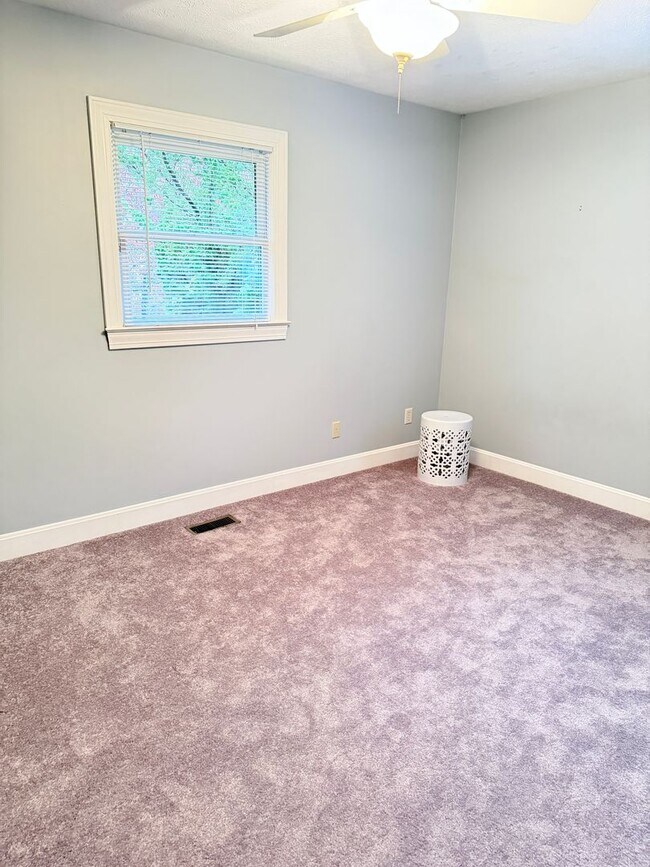 Building Photo - Beautiful brick, ranch home in the Enka School district. 3 bedrooms, 2 bathrooms!