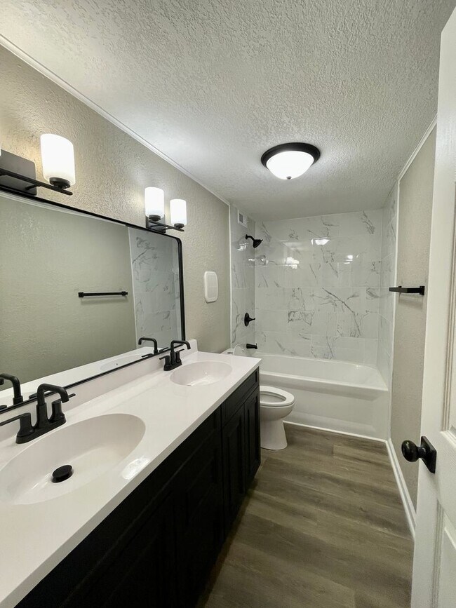 Building Photo - Large 3 Bedroom Remodeled Home