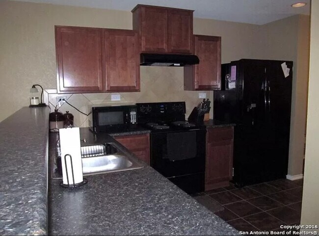 Kitchen. Refrigerator,oven, dishwasher included - 9010 Mare Country