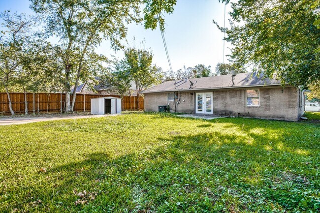 Building Photo - Cozy 3BD Home with Functional Features and...