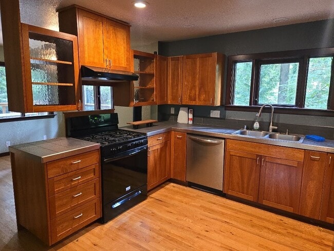 Building Photo - Pet Friendly! Redwood views! 3-bedroom hom...