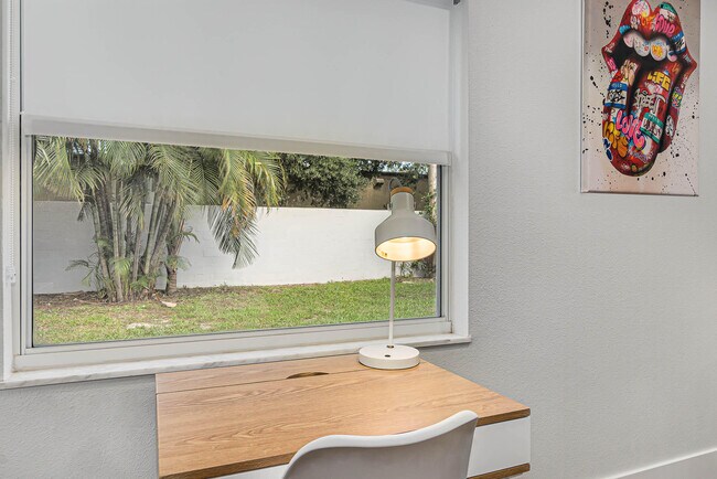 Building Photo - 320 Jamaica Dr