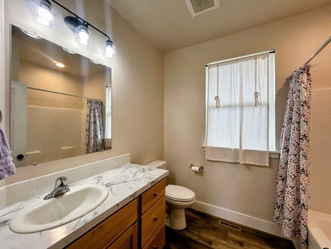 Building Photo - 929 Applewood Dr