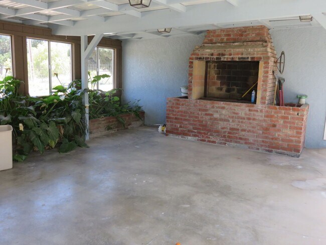 Building Photo - 3bd/2ba + 1bd/1ba country living home