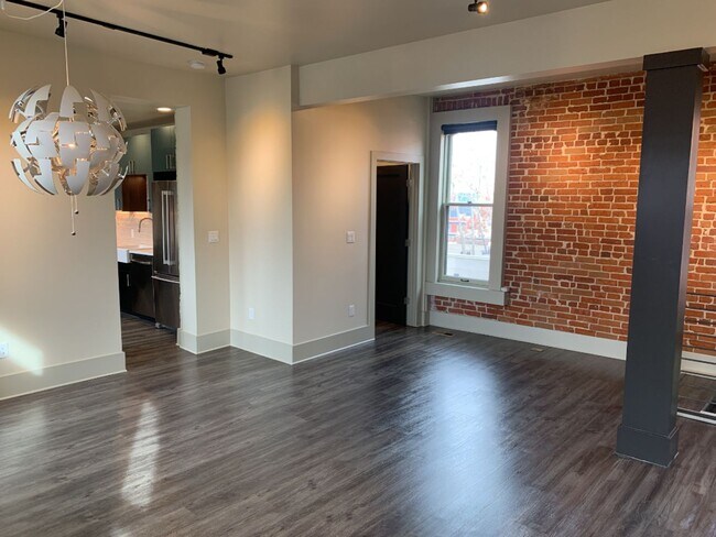 Building Photo - Newly renovated Victorian Townhome located on a quiet street in Curtis Park/RiNo