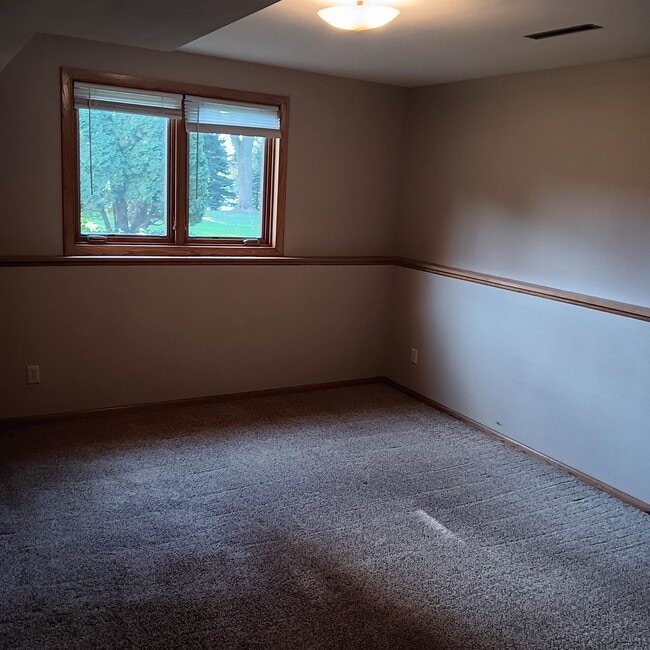 Building Photo - 2649 Stanbrook St