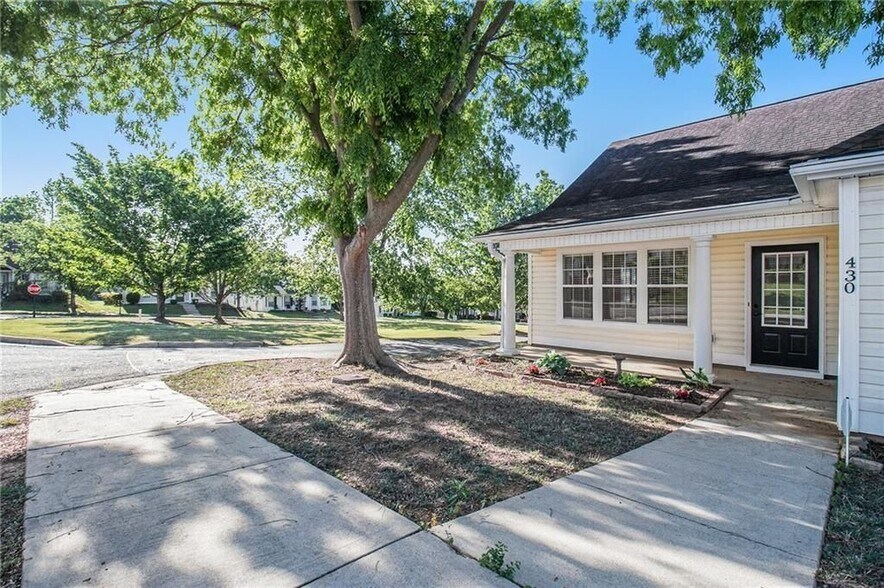 Building Photo - 430 Fairlawn Dr