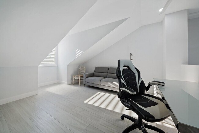 Building Photo - 3902 Fairway Dr S