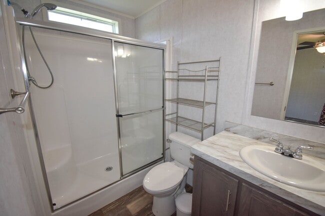 Building Photo - Two Bedroom Updated Mobile Home with Fenced Yard!