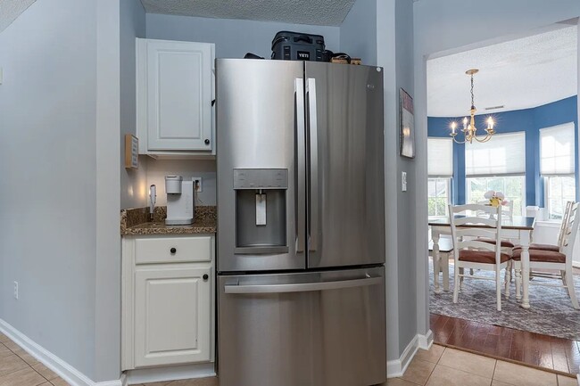 Building Photo - Spacious home located in the beautiful and...
