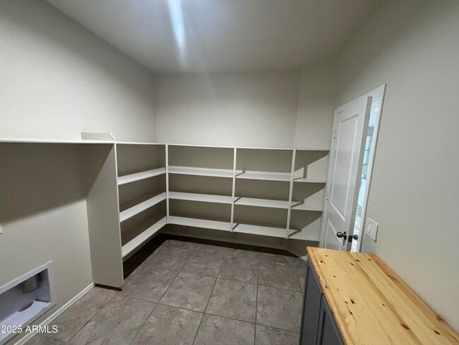 Building Photo - 9661 E Alfalfa Dr