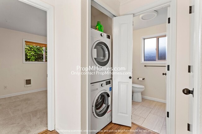 Building Photo - Wonderful Two Bedroom Condo In SE Portland!