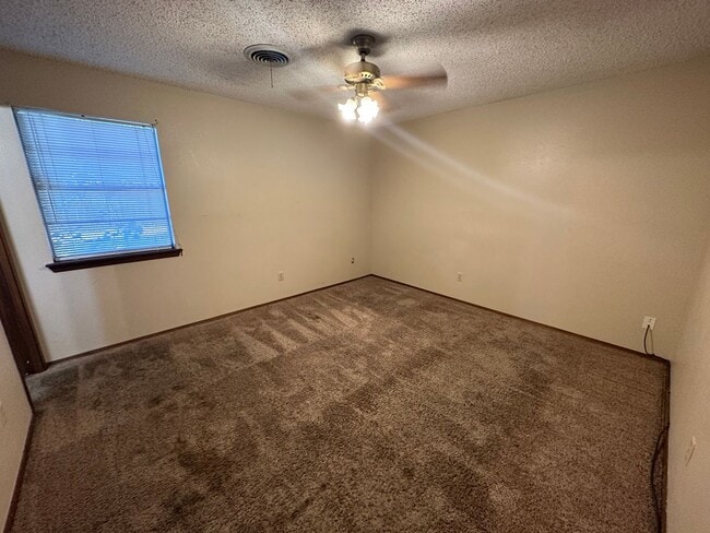 Building Photo - 3/2/2 Located of Washington and Hillside