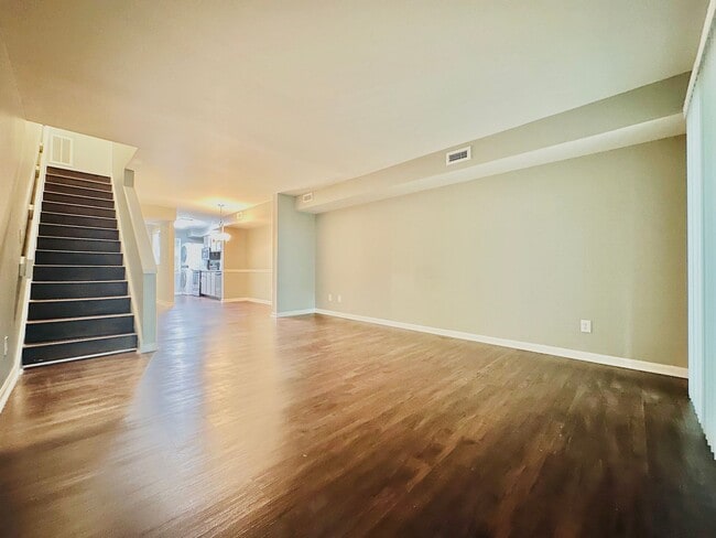 Building Photo - Newly Renovated 2 Bed, 2.5 Bath Chapel Hil...