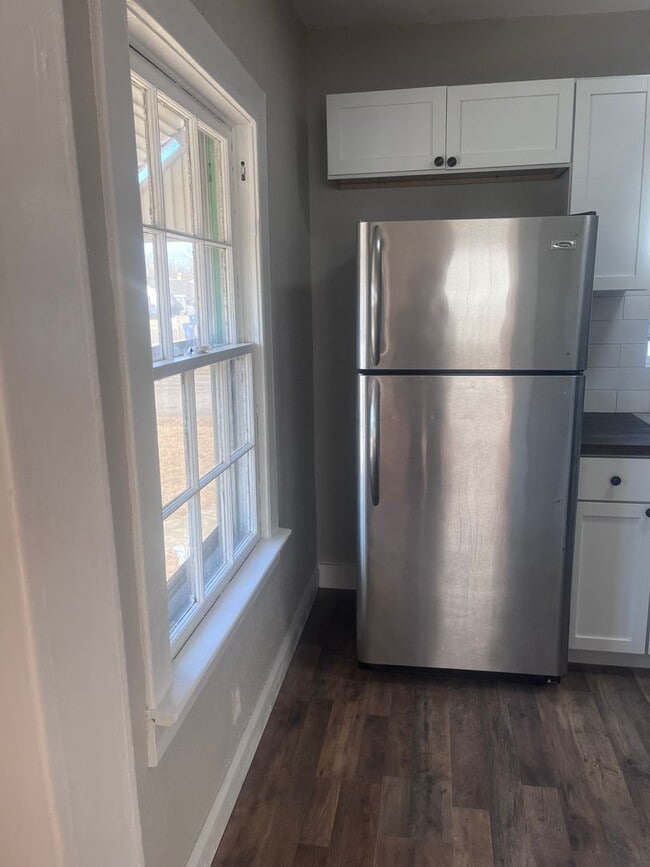 Building Photo - Call Heather about the move in special on this 2 bedroom house.