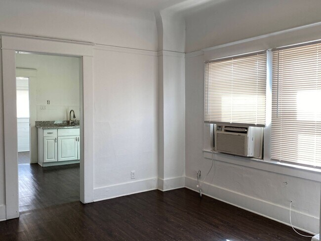 Building Photo - Two Bed, One Bath Apartment Located Downtown