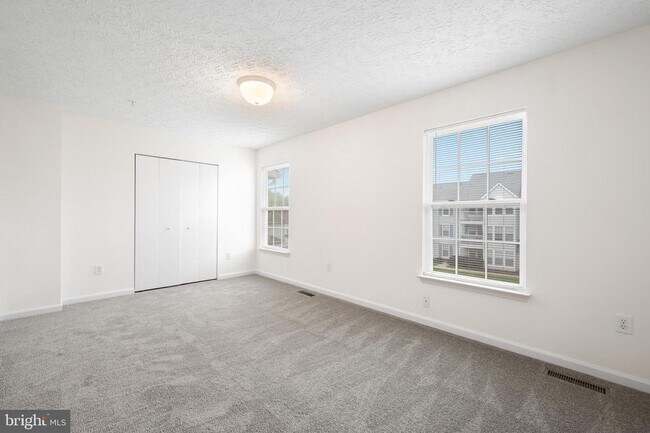 Building Photo - 14 Gemstone Ct
