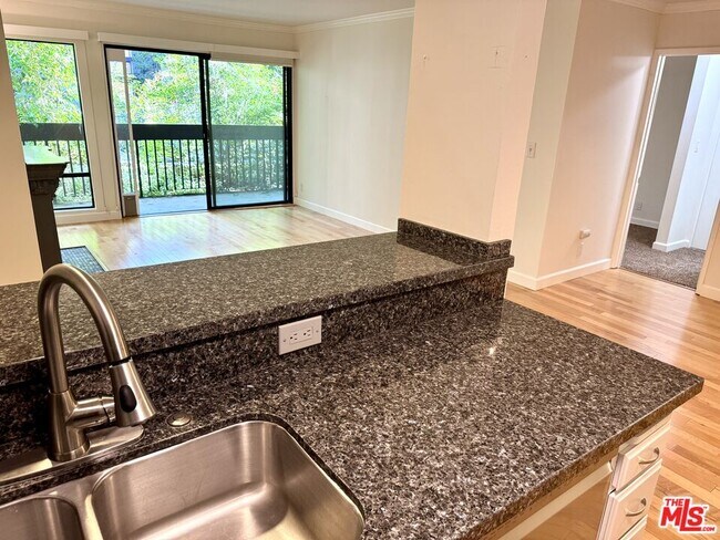 Building Photo - 950 Kings Rd