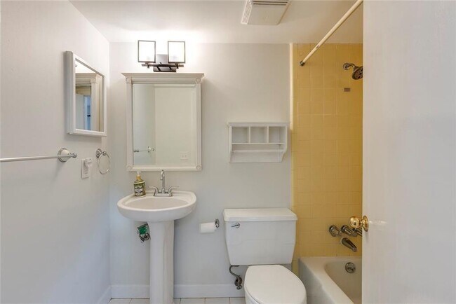 Building Photo - 7094 Stonington Dr NE