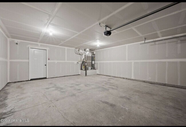 Building Photo - Home in Spirit Lake!