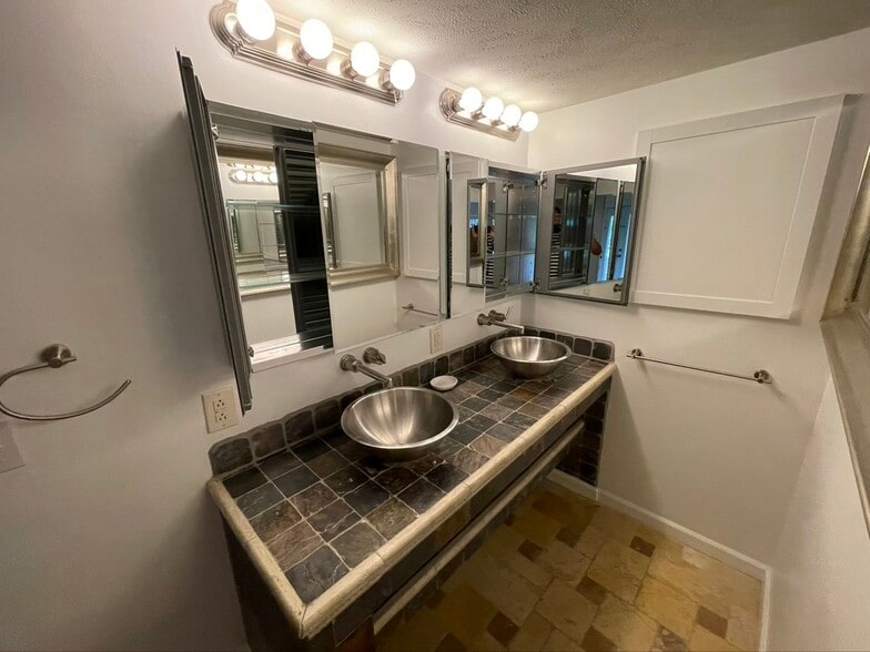 Building Photo - 24 Forest Hills Dr