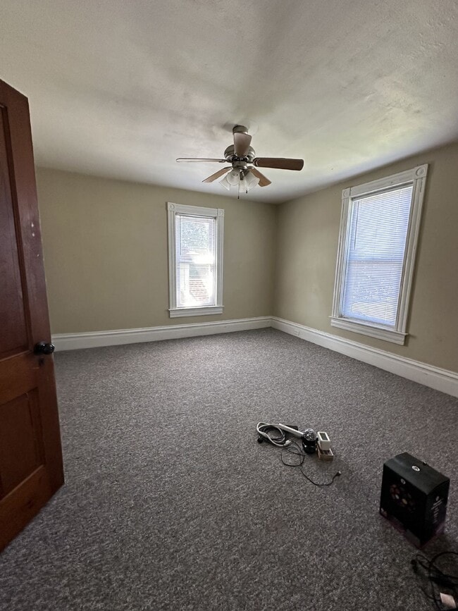 Building Photo - Superb 3 Bed 2 Bath close to UWEC! Availab...