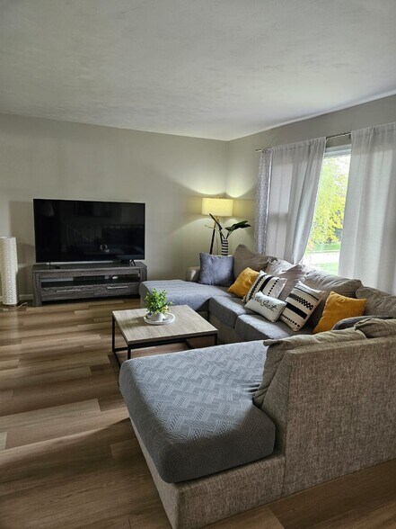 Building Photo - 3010 S 46th Ave