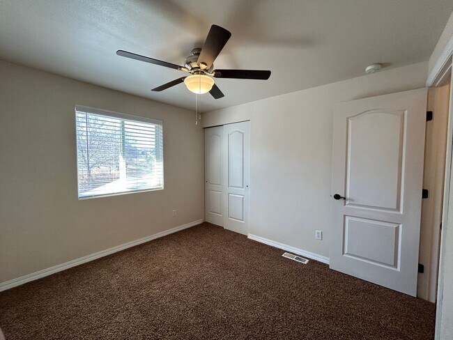 Building Photo - 4 bed, 2.5 ba - Golf Course living in Horn Rapids