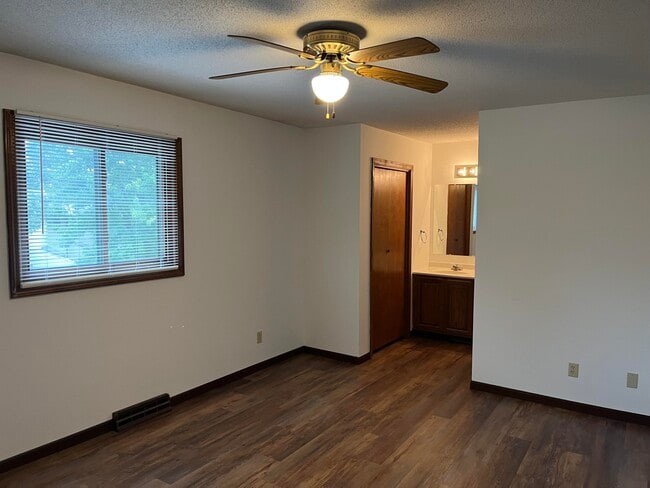 Building Photo - 459 Foxfire Dr