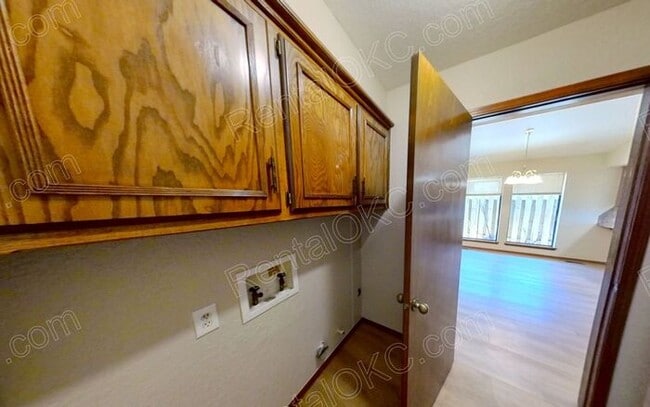 Building Photo - Duplex 2/2 Near shopping and Integris Southwest