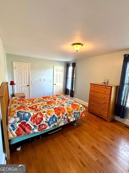 Building Photo - 22 Valley Creek Dr SW