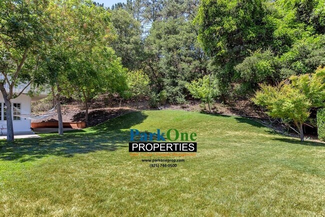 Building Photo - Amazing Moraga Home with incredible lot!