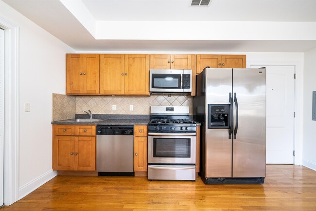 Building Photo - 528 47th St