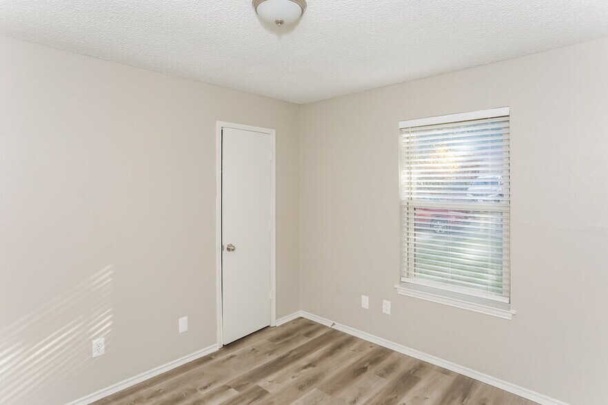 Building Photo - 6004 Cool Springs Dr