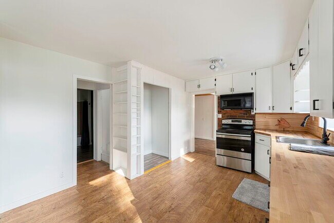 Building Photo - BEAUTIFUL CABIN STYLE HOME ACROSS FROM SIL...