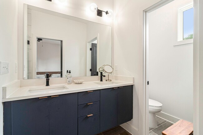 Building Photo - 2424 Memorial Dr SE