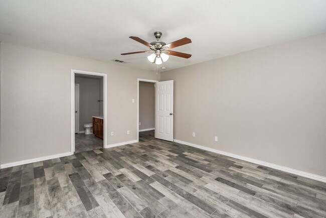 Building Photo - 5105 Raymond Dr