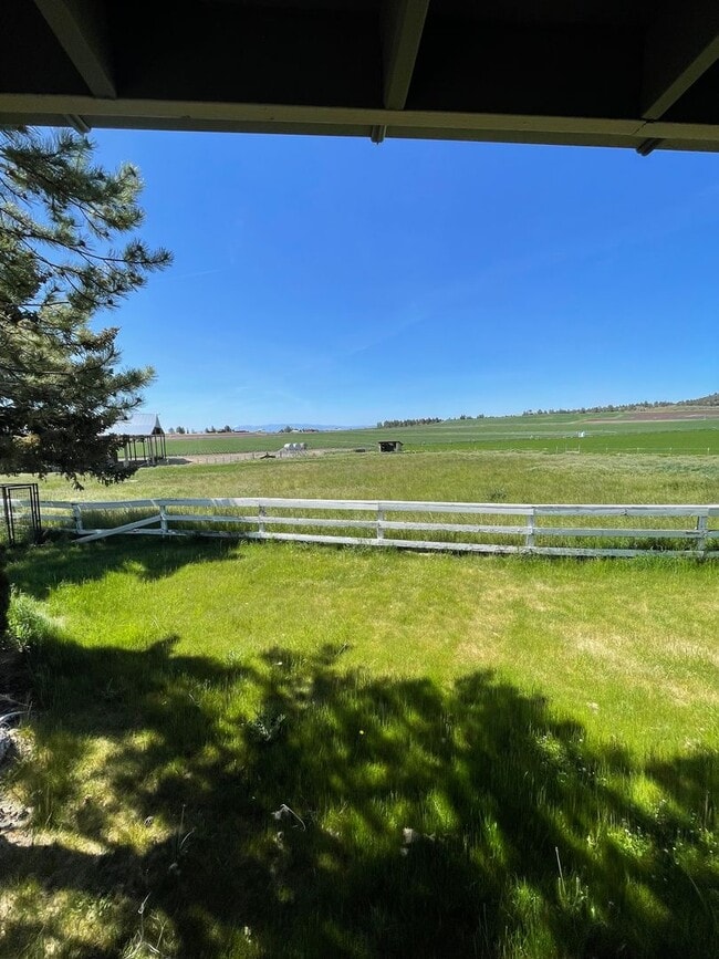 Building Photo - Rural living at its finest!  Large 3bdrm 2...