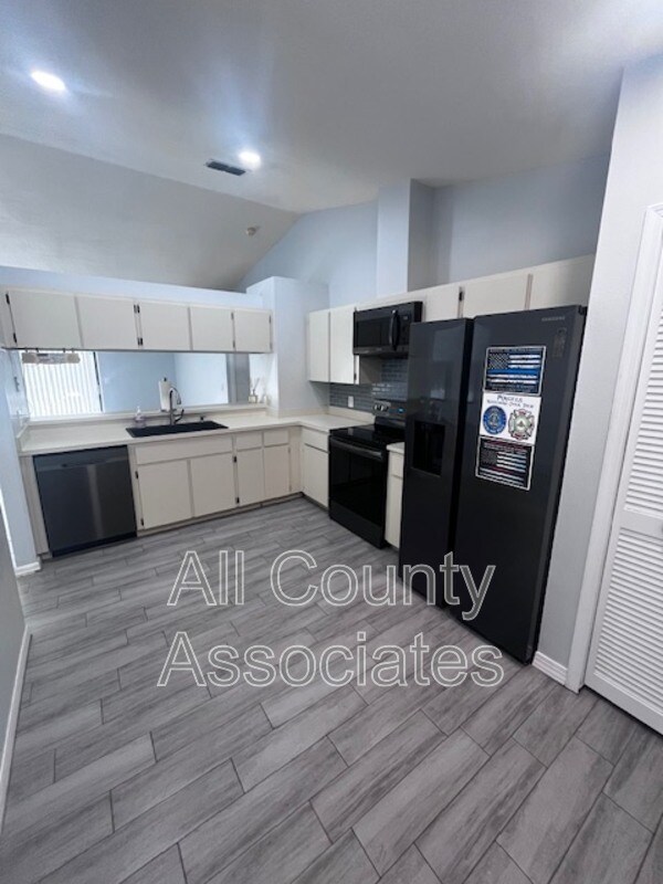 Building Photo - 8302 Matthew Dr