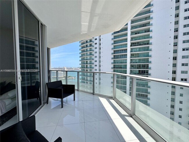 Building Photo - 1300 Brickell Bay Dr